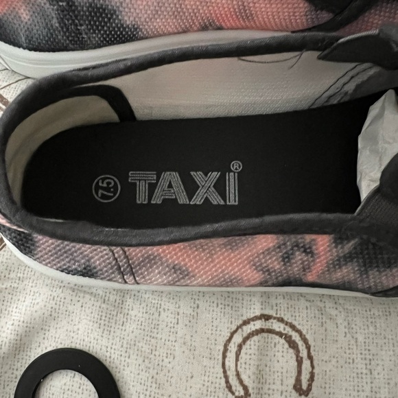 Sneakers​​ - Picture 3 of 5